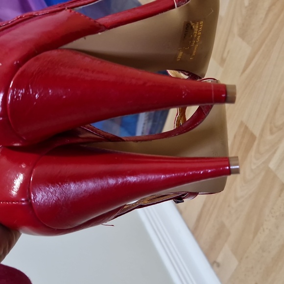 Red sandals with 4 in heels - Picture 6 of 7